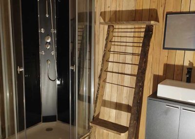 salle de bain avec douche balnéo du gite à la ferme du Piefaud